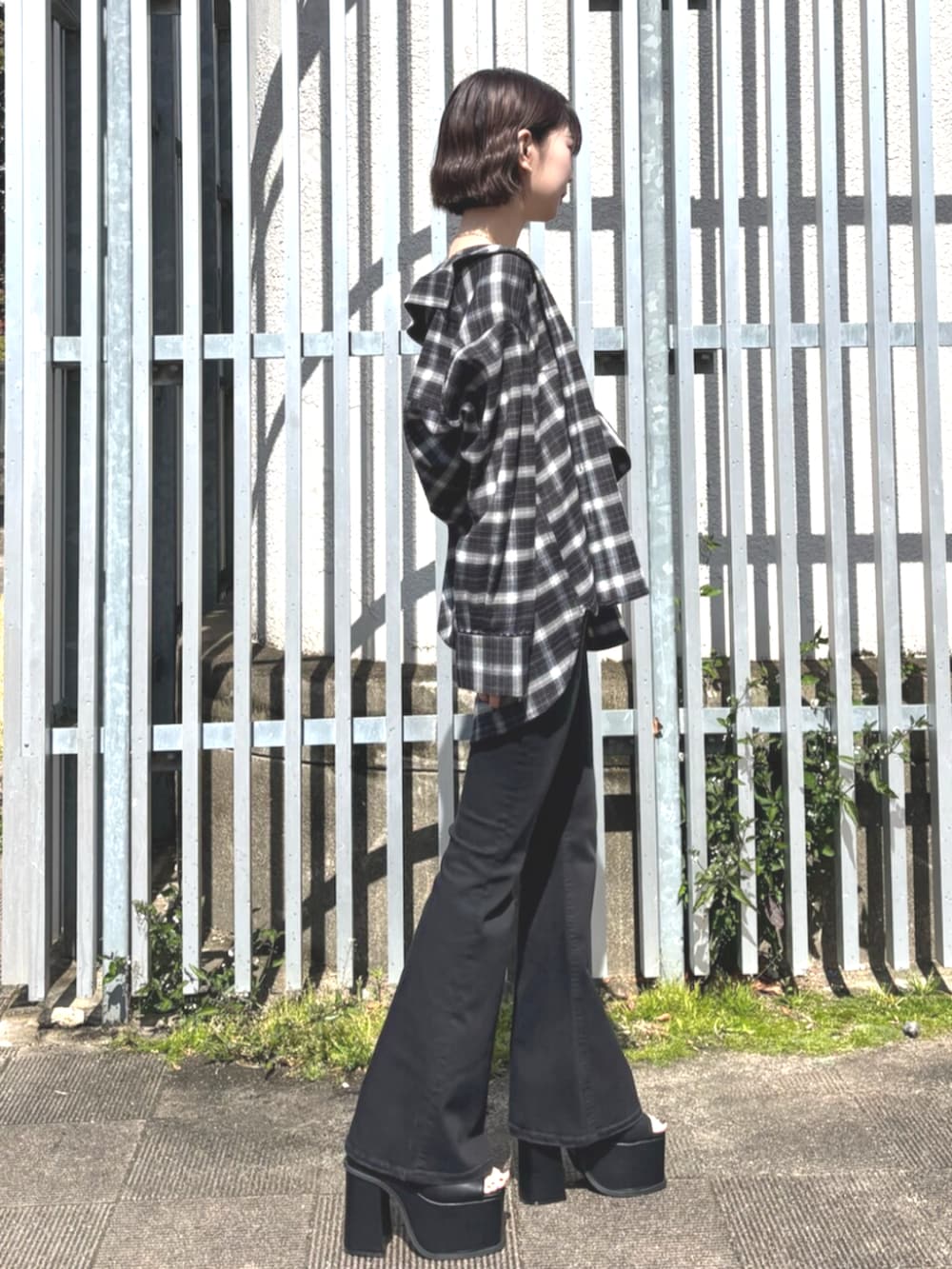 ブラック系のシャツ/ブラウス、ブラック系のサロペット/オーバーオール、ブラック系のサンダルを着用したレディースの春コーディネートの2枚目の写真