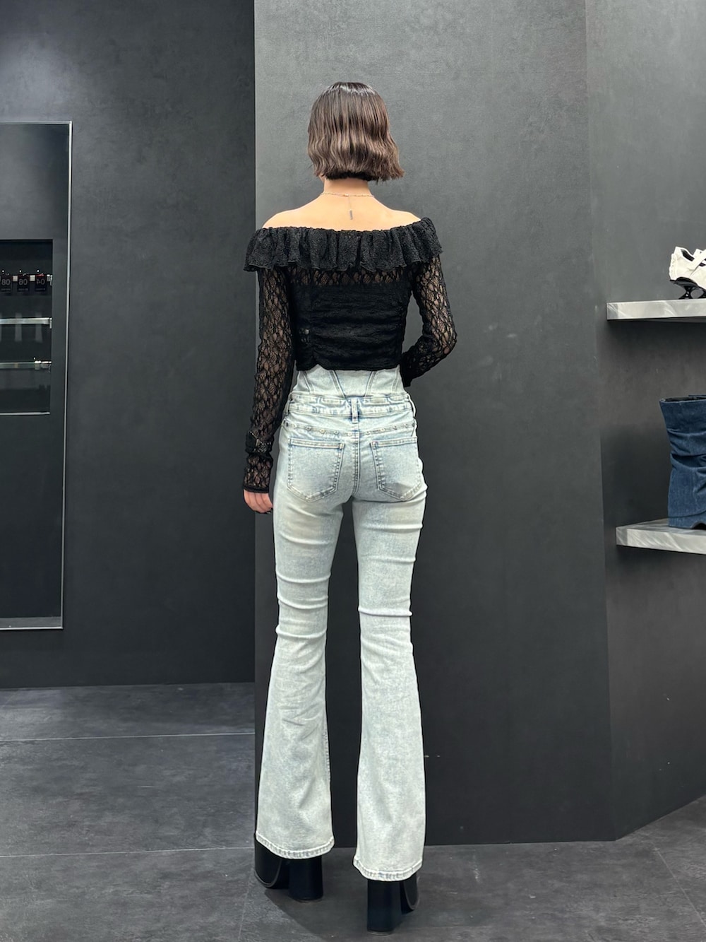 ブラック系のTシャツ/カットソー、ブルー系のデニムパンツ、ブラック系のサンダルを着用したレディースの春コーディネートの3枚目の写真