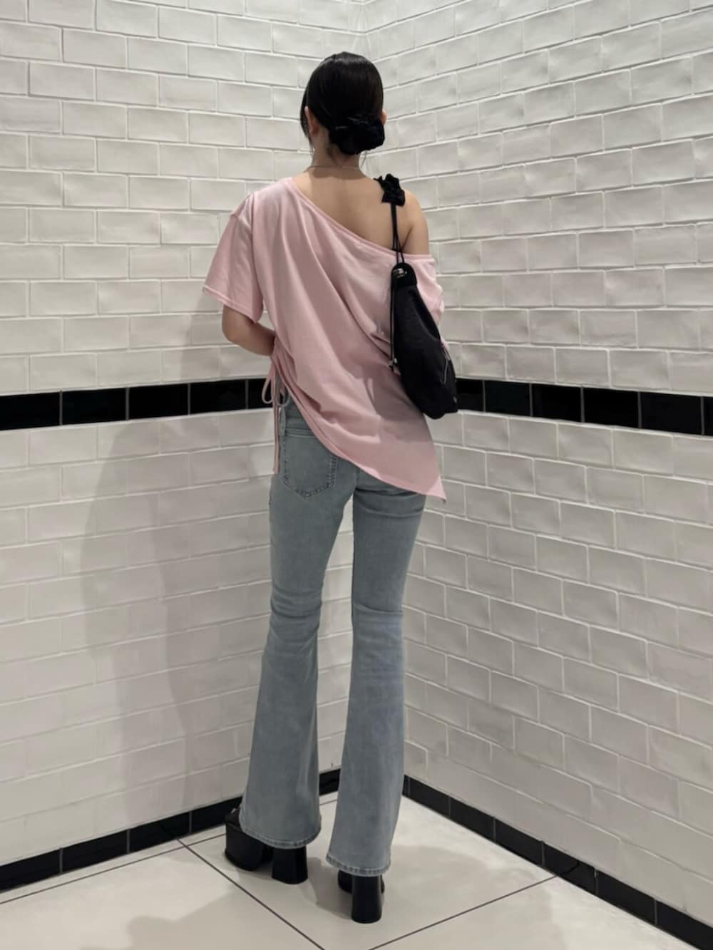 ブラック系のサンダル、ブラック系のショルダーバッグ、ピンク系のTシャツ/カットソーを着用したレディースの夏コーディネートの3枚目の写真