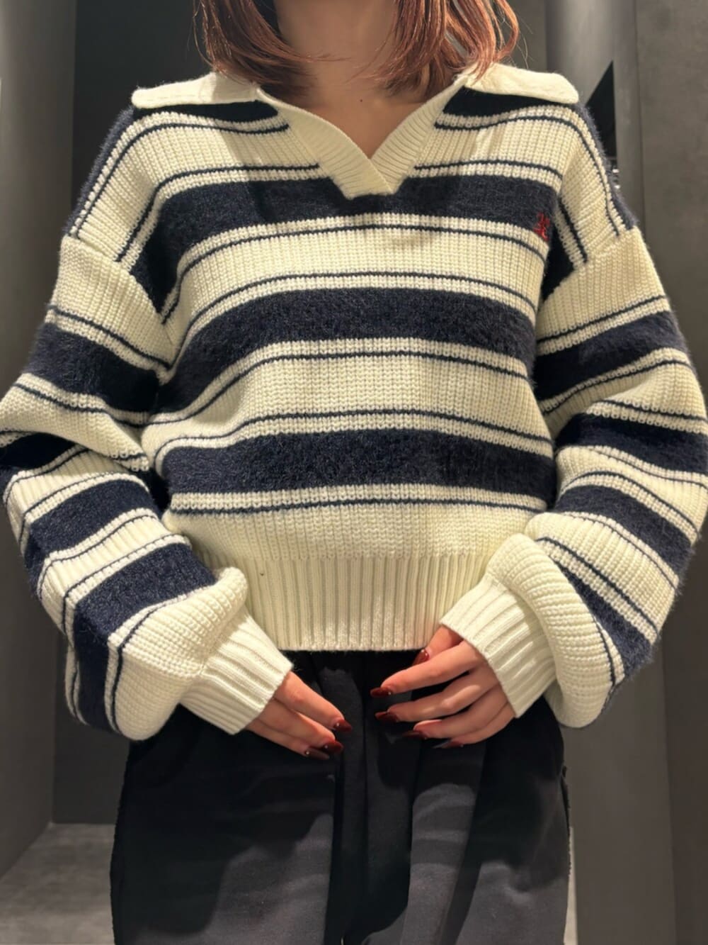 ブラック系のローファー、ブルー系のニット/セーター、ブラック系のスウェットパンツを着用したレディースの冬コーディネートの4枚目の写真