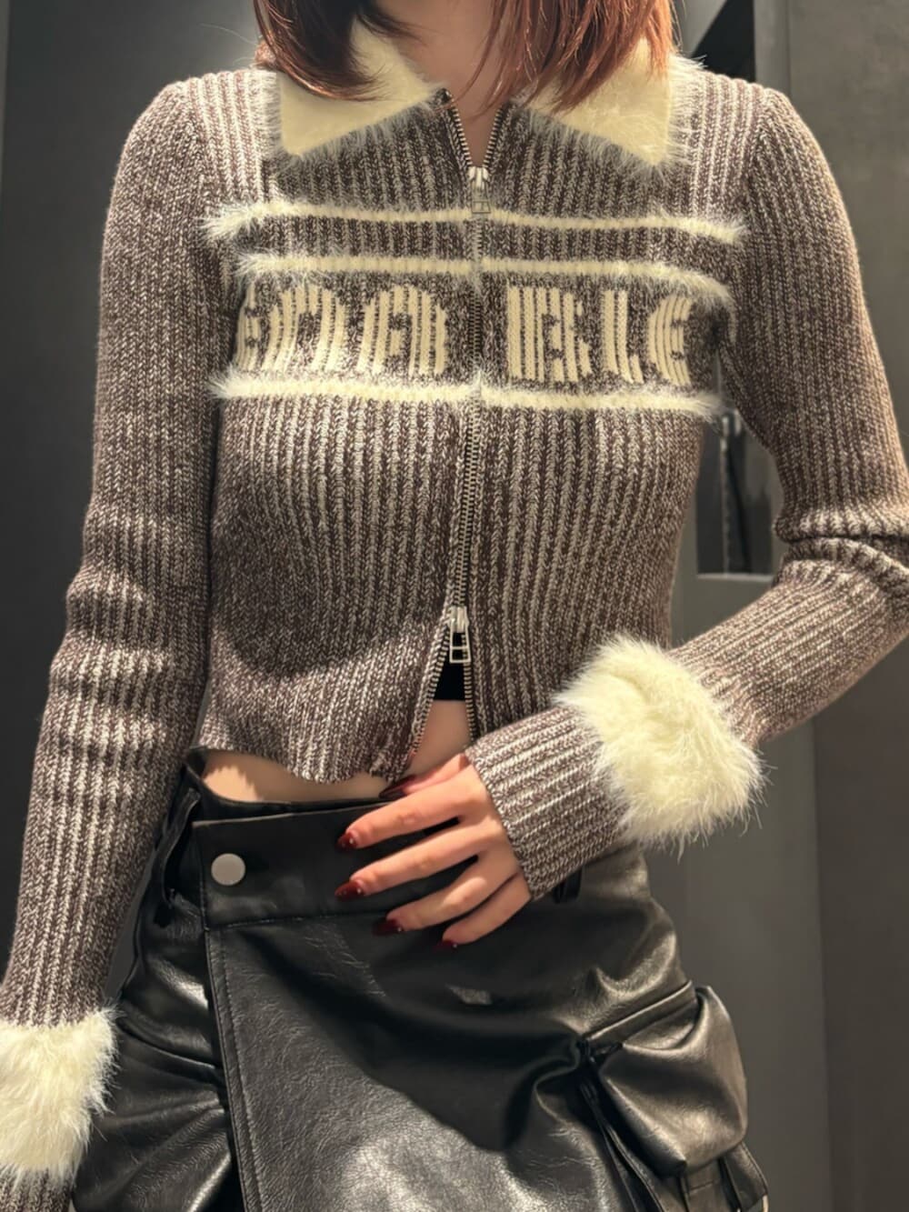 ブラウン系のニット/セーター、ブラック系のその他パンツ、ブラック系のブーツを着用したレディースの冬コーディネートの4枚目の写真