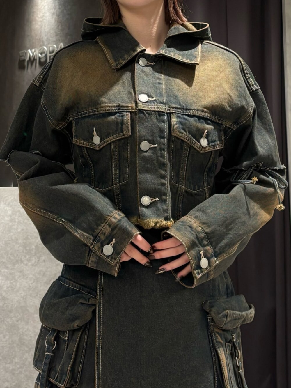 ブラック系のブーツ、ブルー系のデニムジャケット、ブルー系のその他パンツを着用したレディースの冬コーディネートの5枚目の写真