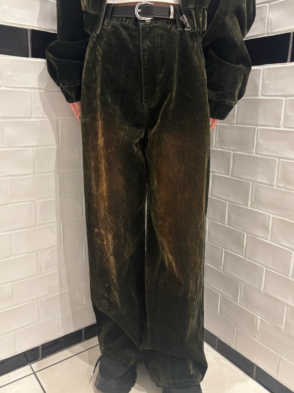 グリーン系のブルゾン、ホワイト系のTシャツ/カットソー、グリーン系のデニムパンツを着用したレディースの夏コーディネートの5枚目の写真
