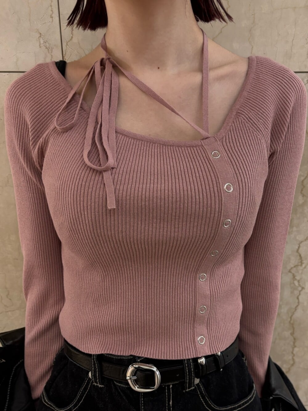 ブラック系のブーツ、ブルー系のブルゾン、ピンク系のニット/セーターを着用したレディースの冬コーディネートの5枚目の写真