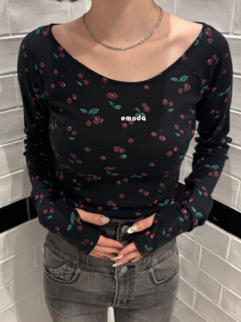 ブラック系のサンダル、ブラック系のデニムパンツ、ブラック系のTシャツ/カットソーを着用したレディースの春コーディネートの4枚目の写真