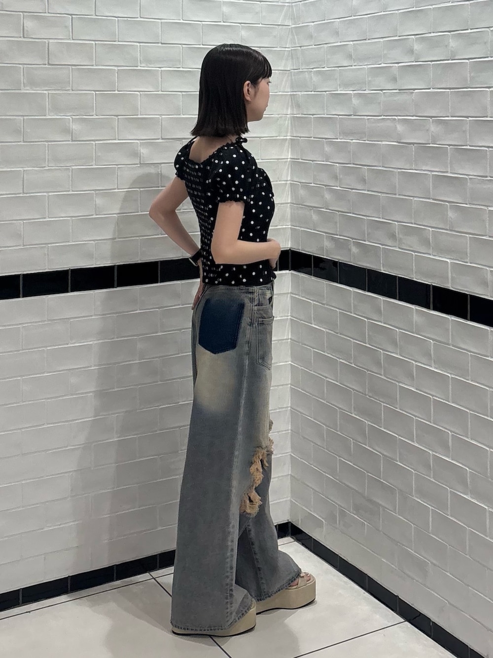 その他のTシャツ/カットソー、ブルー系のデニムパンツ、ホワイト系のサンダルを着用したレディースの夏コーディネートの2枚目の写真