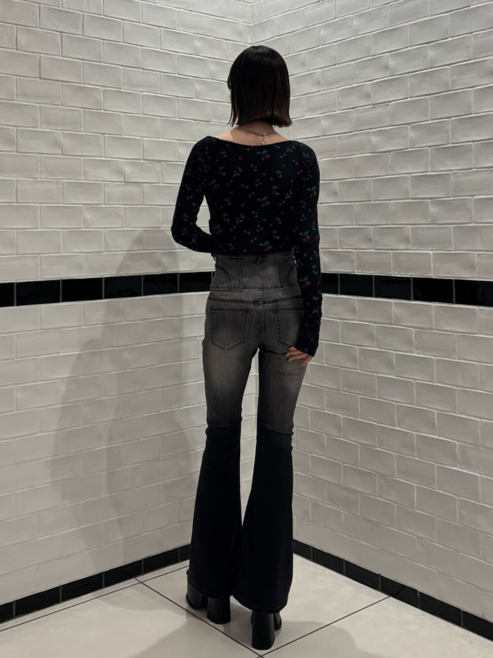 ブラック系のサンダル、ブラック系のデニムパンツ、ブラック系のTシャツ/カットソーを着用したレディースの春コーディネートの3枚目の写真
