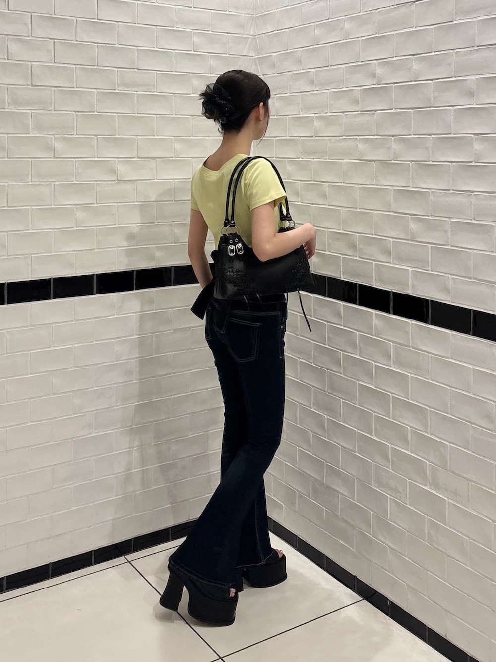 イエロー系のTシャツ/カットソー、ブルー系のデニムパンツ、ブラック系のサンダルを着用したレディースの夏コーディネートの2枚目の写真
