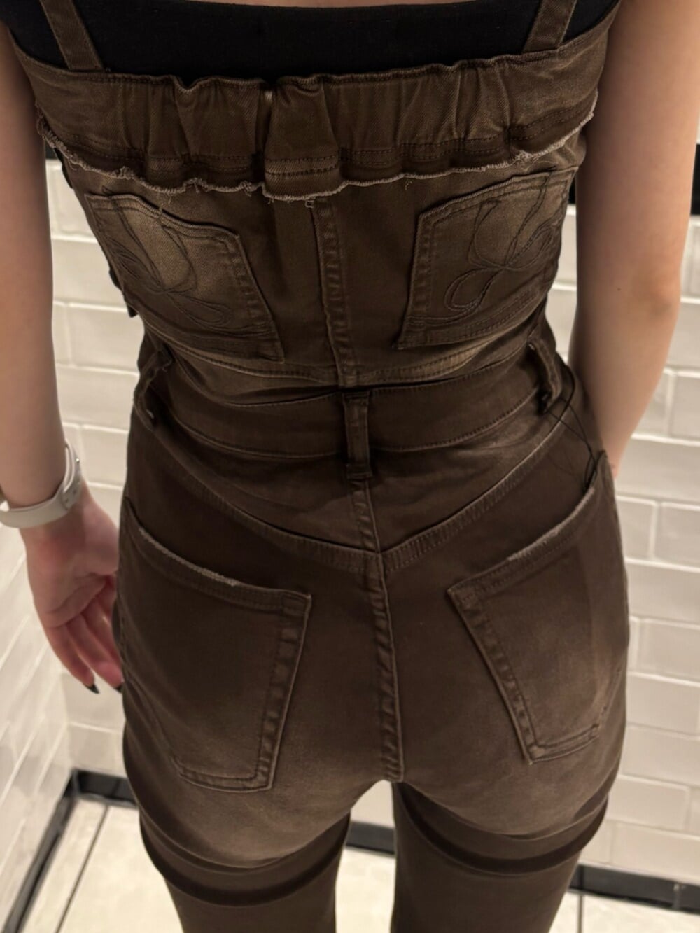 ブラック系のサンダル、ブラウン系のサロペット/オーバーオール、ブラック系のニット/セーターを着用したレディースの春コーディネートの5枚目の写真