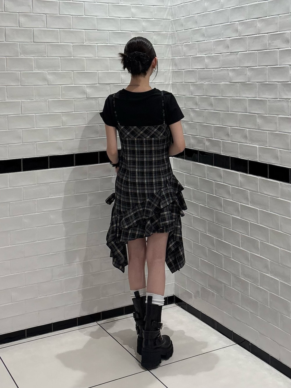 ブラック系のワンピース、ブラック系のブーツ、シルバー系のサングラスを着用したレディースの夏コーディネートの4枚目の写真