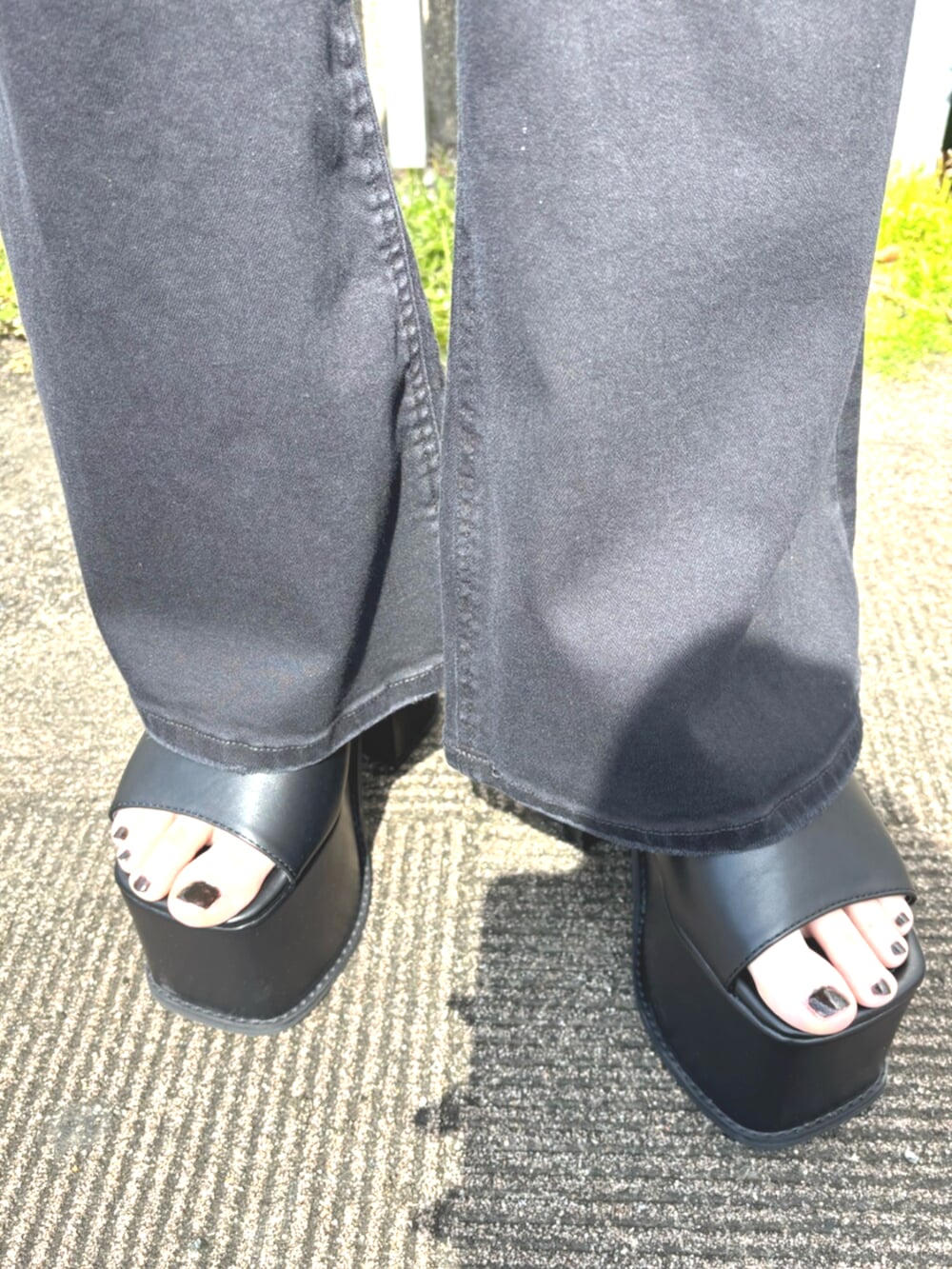 ブラック系のシャツ/ブラウス、ブラック系のサロペット/オーバーオール、ブラック系のサンダルを着用したレディースの春コーディネートの6枚目の写真