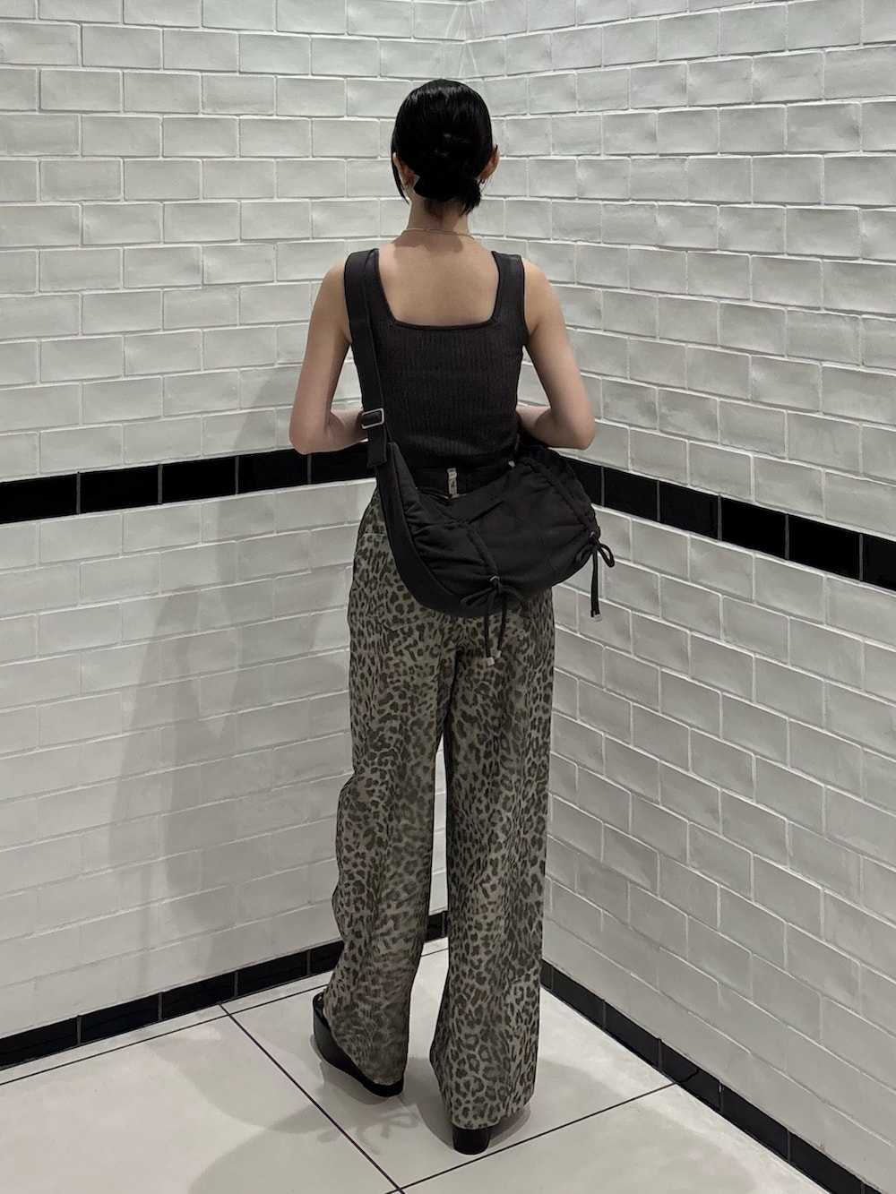ベージュ系のその他パンツ、ブラック系のサンダル、ブラック系のハンドバッグを着用したレディースの夏コーディネートの3枚目の写真