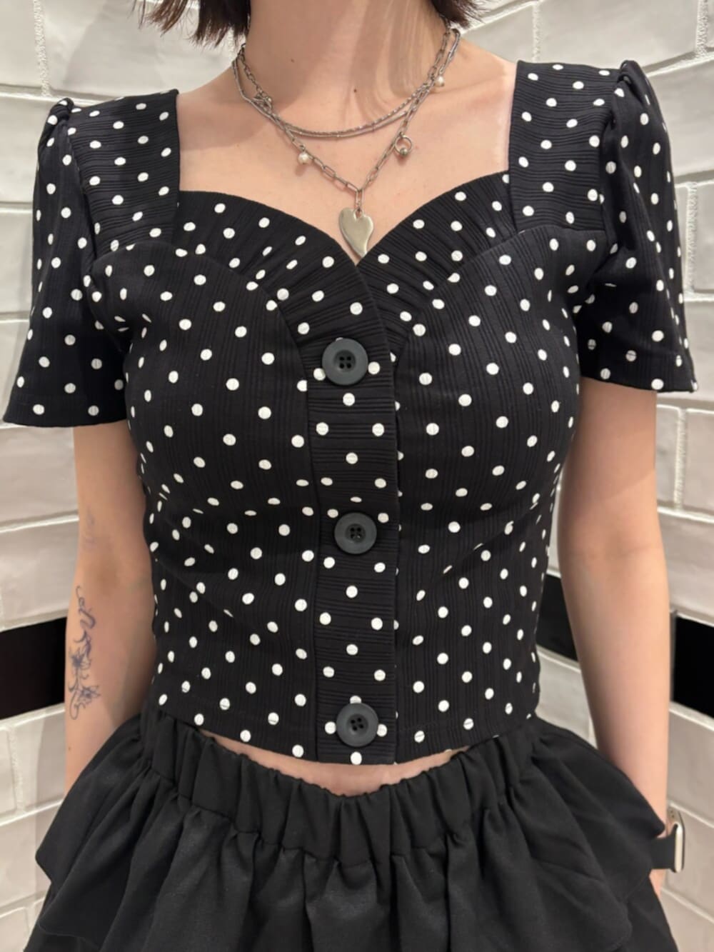 ブラック系のブーツ、シルバー系のショルダーバッグ、その他のTシャツ/カットソーを着用したレディースの夏コーディネートの5枚目の写真