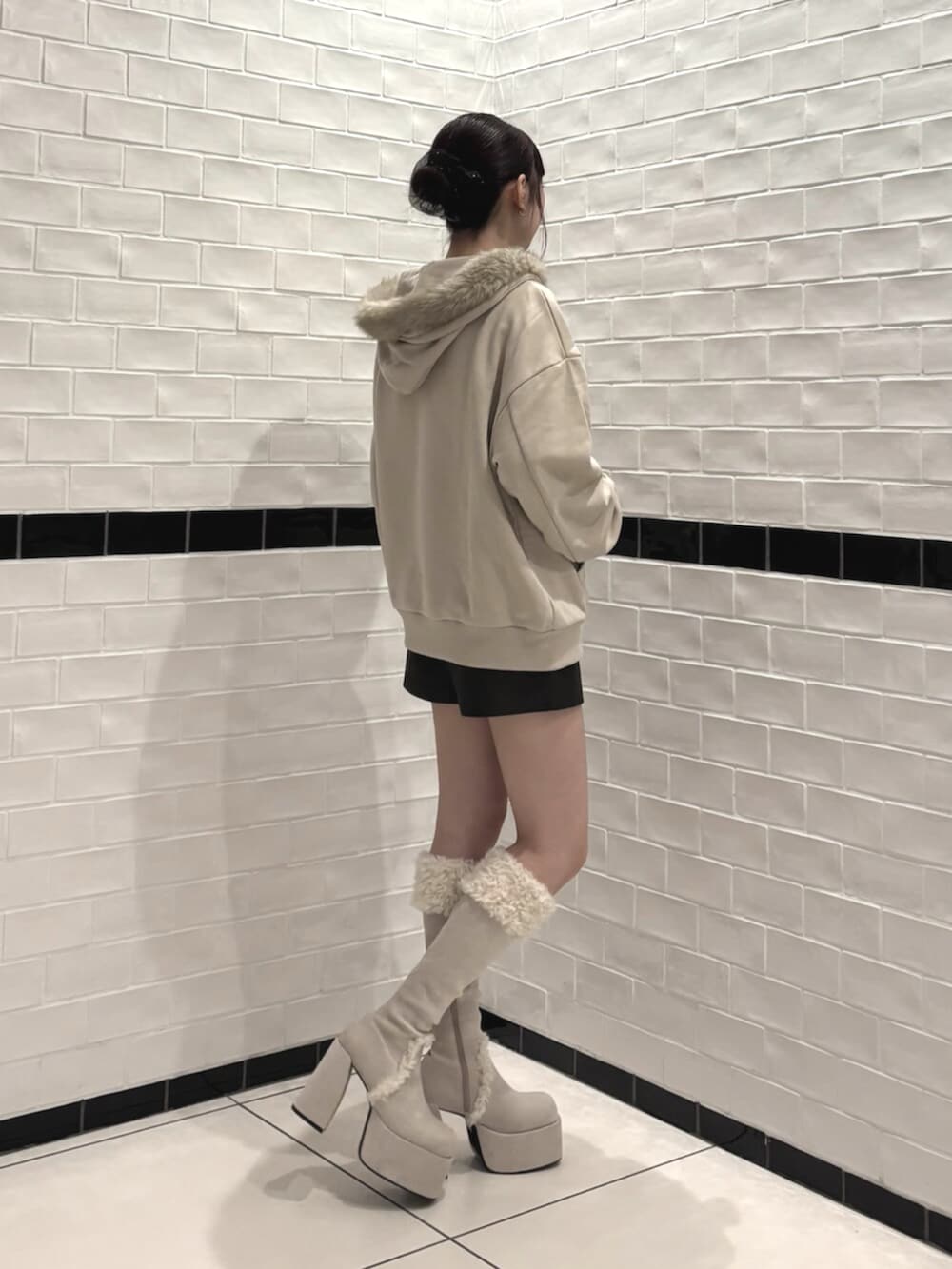 ホワイト系のブーツ、ブラウン系のその他パンツ、ベージュ系のパーカーを着用したレディースの秋コーディネートの2枚目の写真