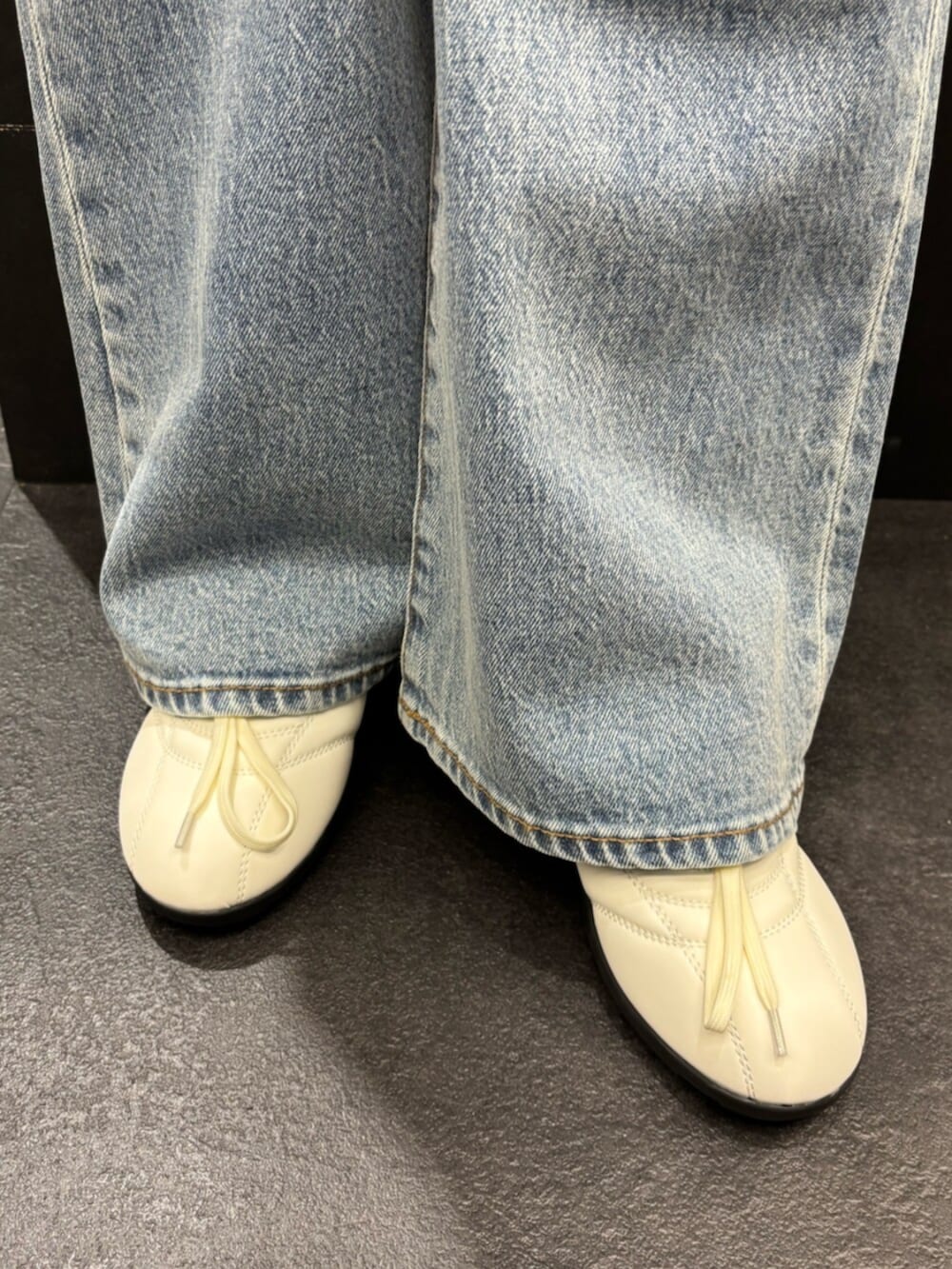 ブルー系のデニムパンツ、ベージュ系のシャツ/ブラウス、ブラック系のTシャツ/カットソーを着用したレディースの春コーディネートの6枚目の写真