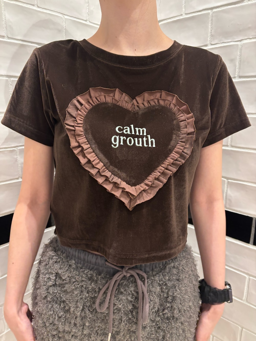 ブラウン系のTシャツ/カットソー、グレー系のその他パンツ、ブラック系のスリッポンを着用したレディースの夏コーディネートの4枚目の写真