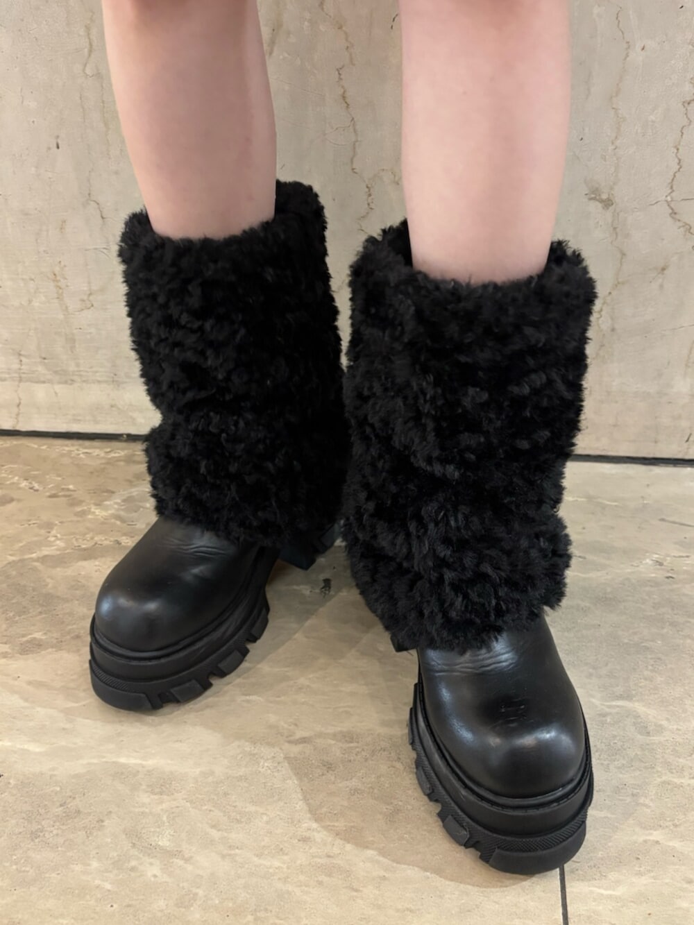 ブラック系のブーツ、ブルー系のブルゾン、ピンク系のニット/セーターを着用したレディースの冬コーディネートの8枚目の写真