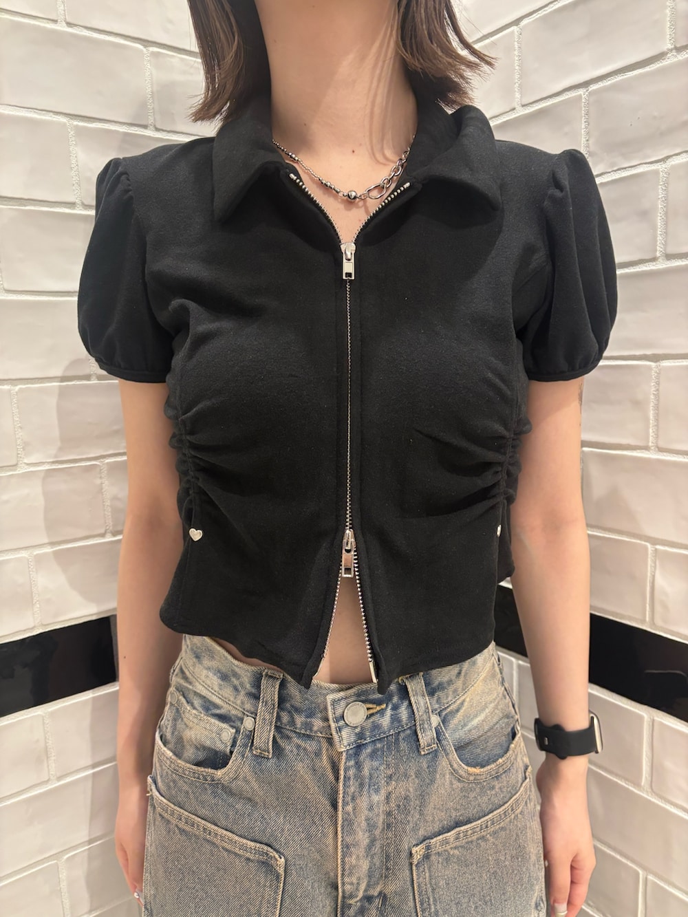 ブラック系のシャツ/ブラウス、ブルー系のデニムパンツ、ホワイト系のサンダルを着用したレディースの夏コーディネートの4枚目の写真