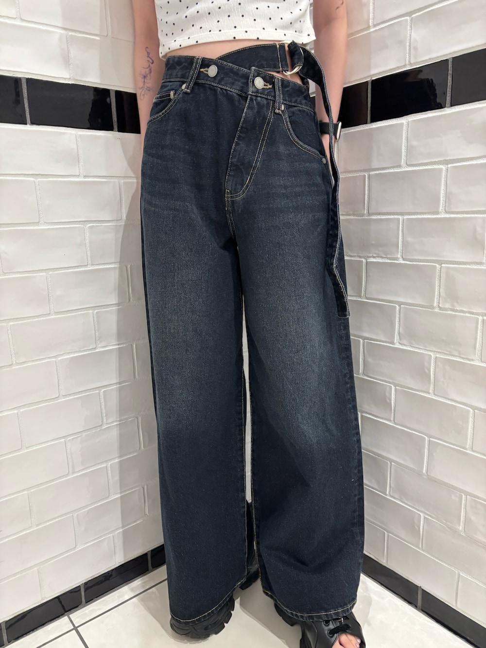 ホワイト系のTシャツ/カットソー、ブルー系のデニムパンツ、ブラック系のサンダルを着用したレディースの夏コーディネートの5枚目の写真