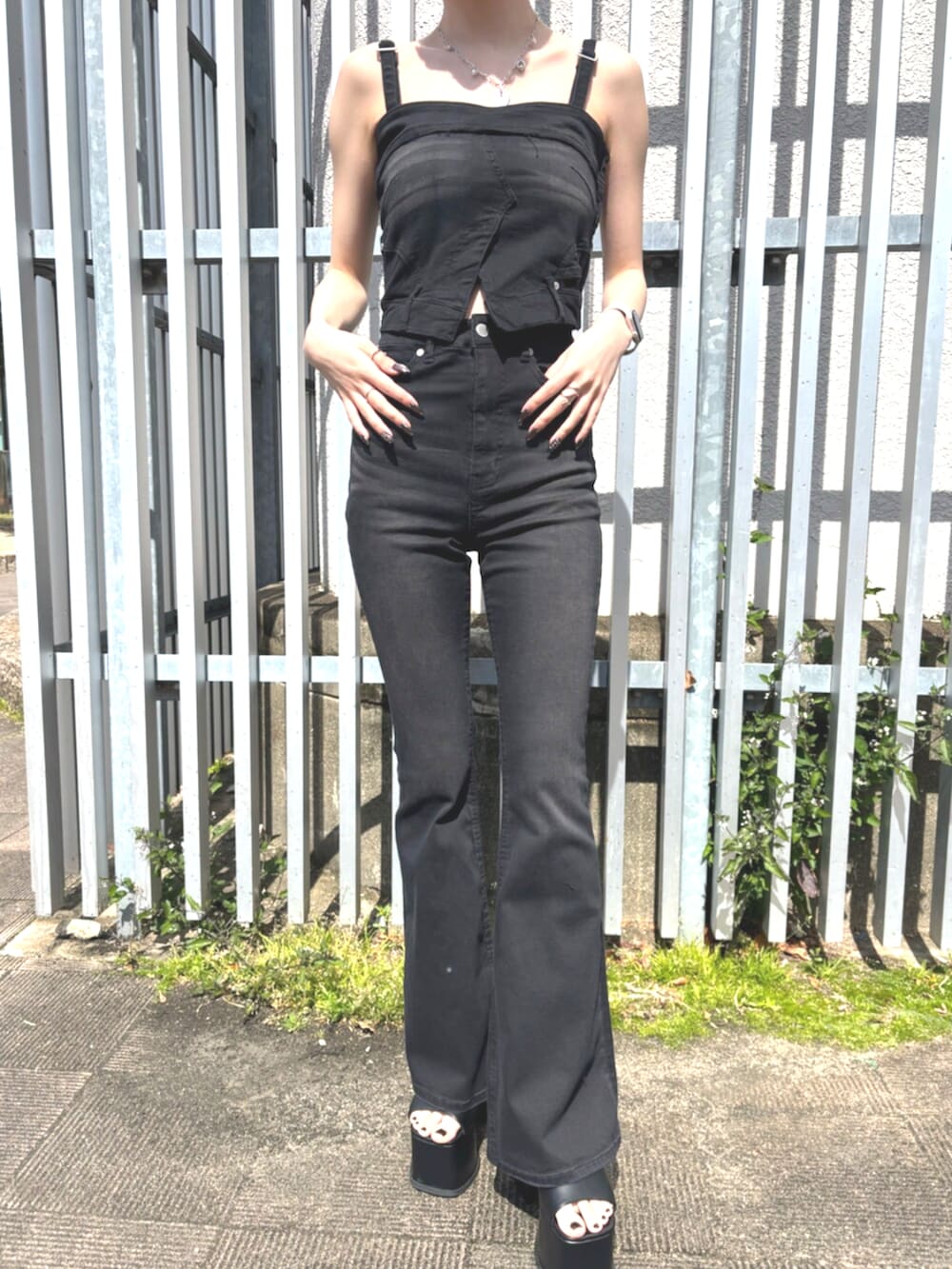 ブラック系のシャツ/ブラウス、ブラック系のサロペット/オーバーオール、ブラック系のサンダルを着用したレディースの春コーディネートの5枚目の写真