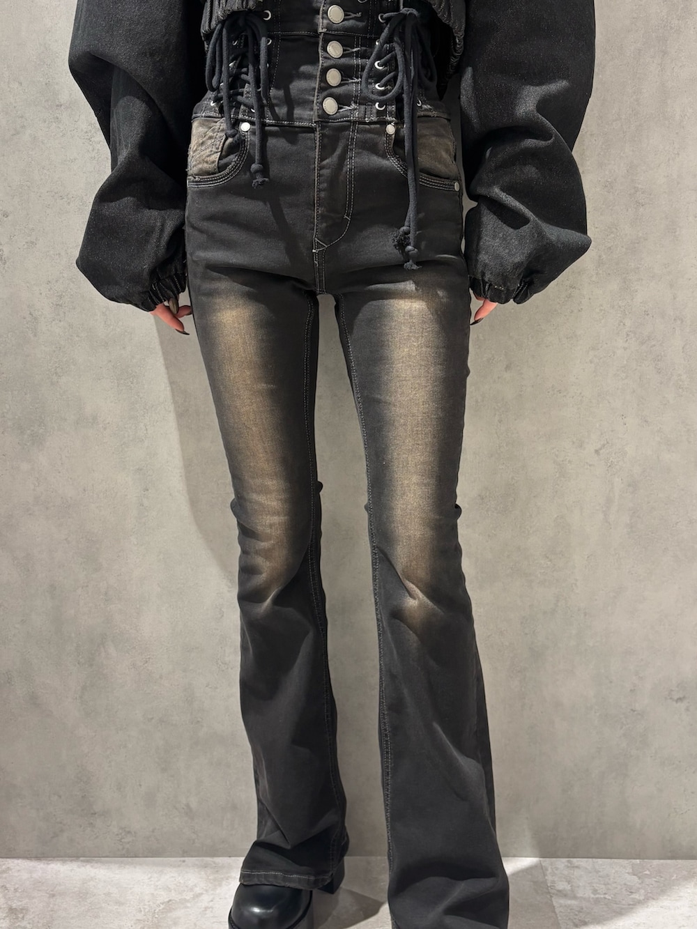 ブルー系のブルゾン、グレー系のニット/セーター、ブラック系のデニムパンツを着用したレディースの秋コーディネートの5枚目の写真