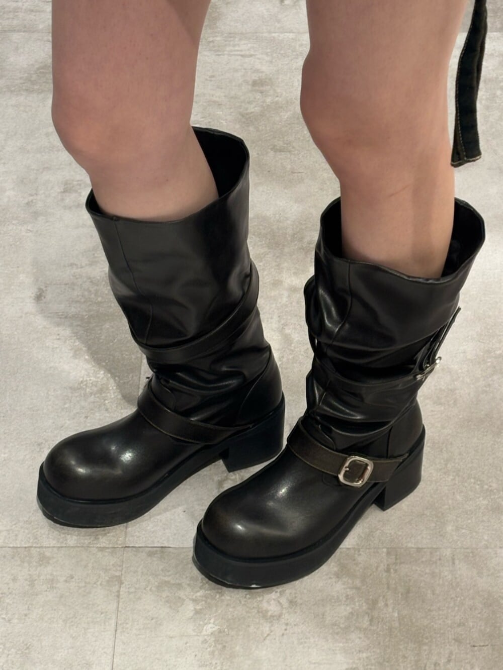 ブラック系のブーツ、ブルー系のデニムジャケット、ブルー系のその他パンツを着用したレディースの冬コーディネートの8枚目の写真