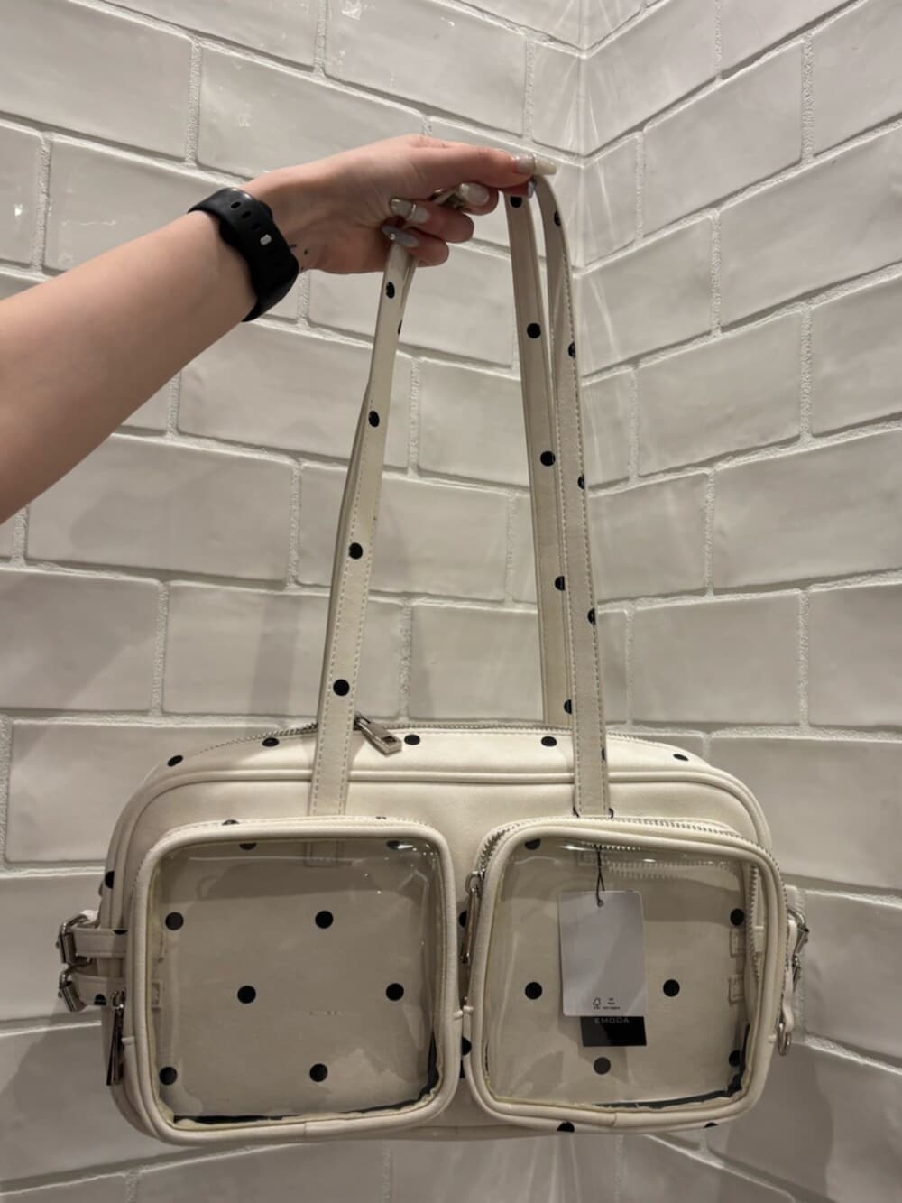 ホワイト系のショルダーバッグ、ブラック系のサンダル、ブルー系のデニムパンツを着用したレディースの夏コーディネートの7枚目の写真