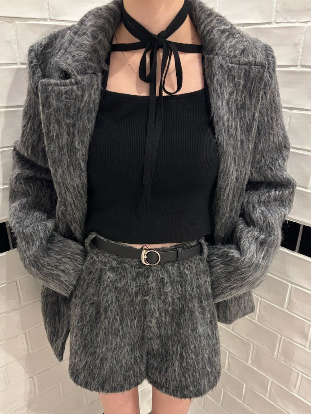 ブラック系のニット/セーター、グレー系のその他アウター、グレー系のその他パンツを着用したレディースの冬コーディネートの6枚目の写真