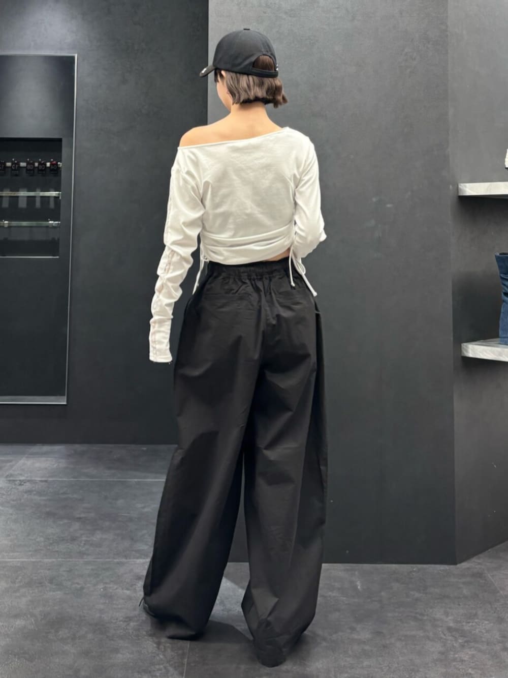 ブラック系のスニーカー、ホワイト系のTシャツ/カットソー、ブラック系のその他パンツを着用したレディースの春コーディネートの4枚目の写真