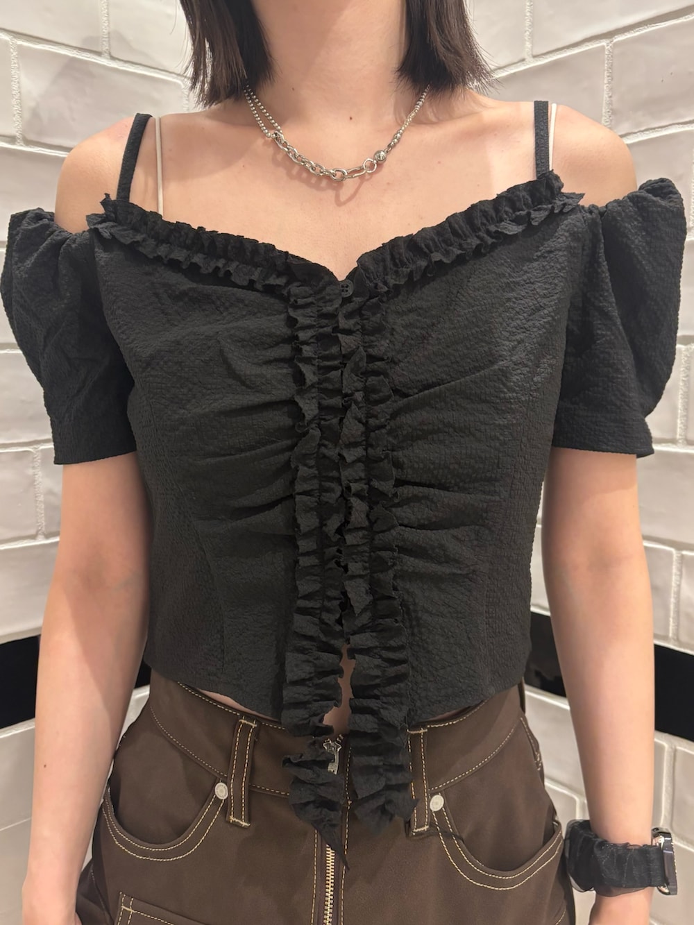 ブラック系のTシャツ/カットソー、ブラウン系のスカート、ブラック系のスニーカーを着用したレディースの夏コーディネートの4枚目の写真