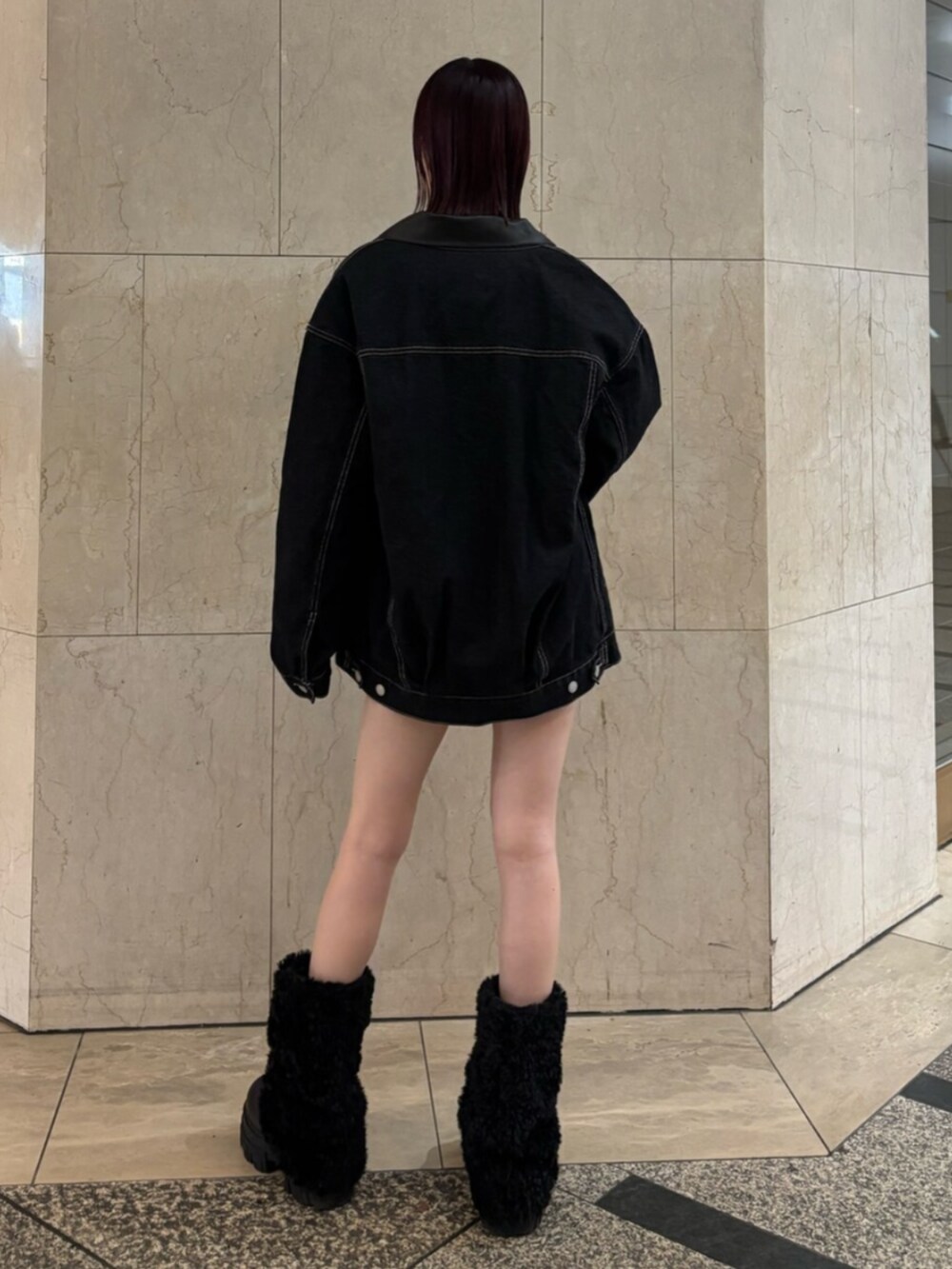 ブラック系のブーツ、ブルー系のブルゾン、ピンク系のニット/セーターを着用したレディースの冬コーディネートの4枚目の写真