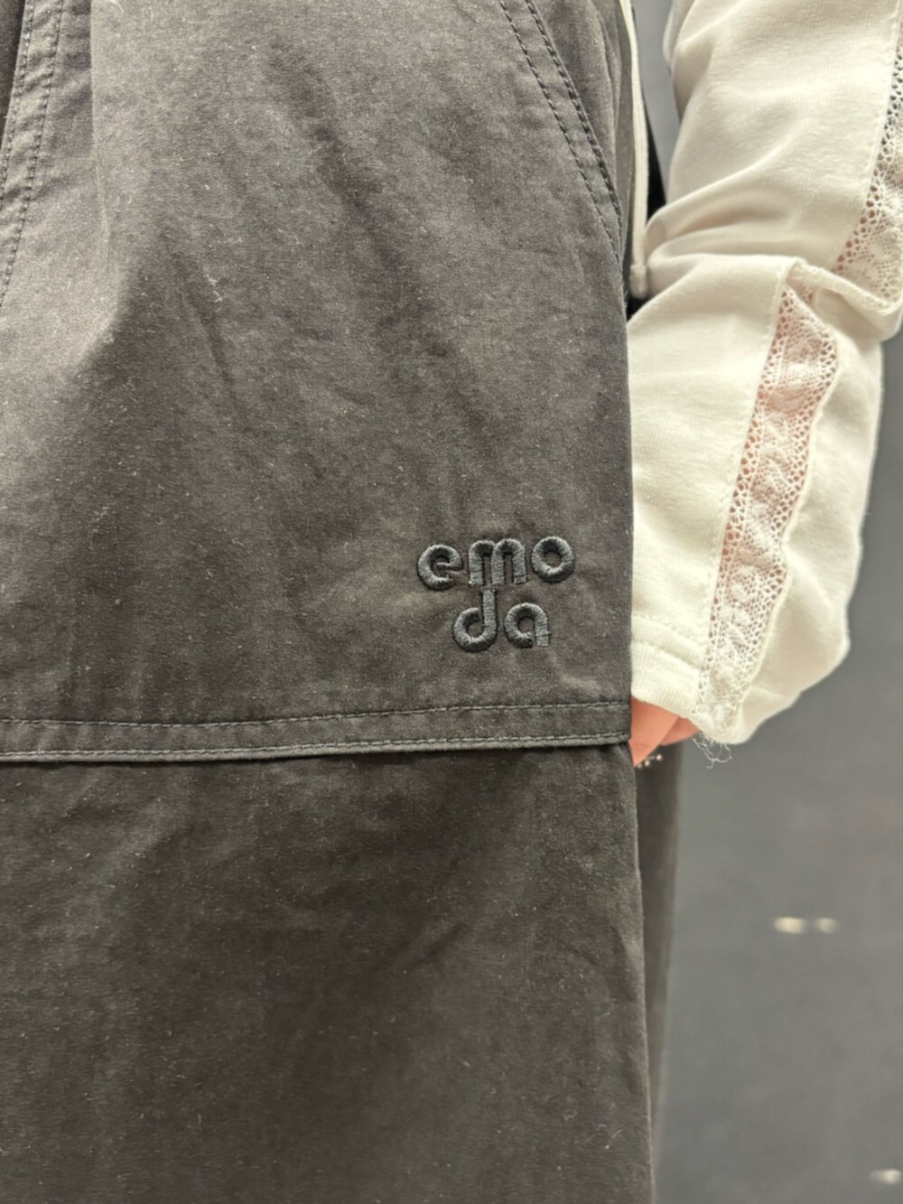 ブラック系のスニーカー、ホワイト系のTシャツ/カットソー、ブラック系のその他パンツを着用したレディースの春コーディネートの8枚目の写真