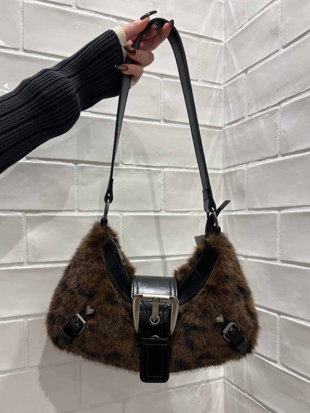 グレー系のニット/セーター、ベージュ系のデニムパンツ、ブラック系のスリッポンを着用したレディースの秋コーディネートの7枚目の写真