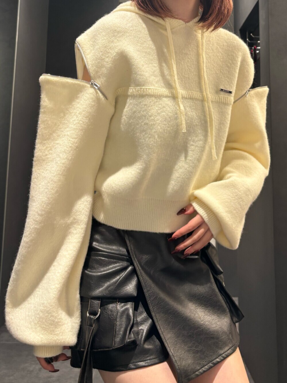 ブラック系のその他パンツ、ブラック系のブーツ、ホワイト系のパーカーを着用したレディースの冬コーディネートの4枚目の写真