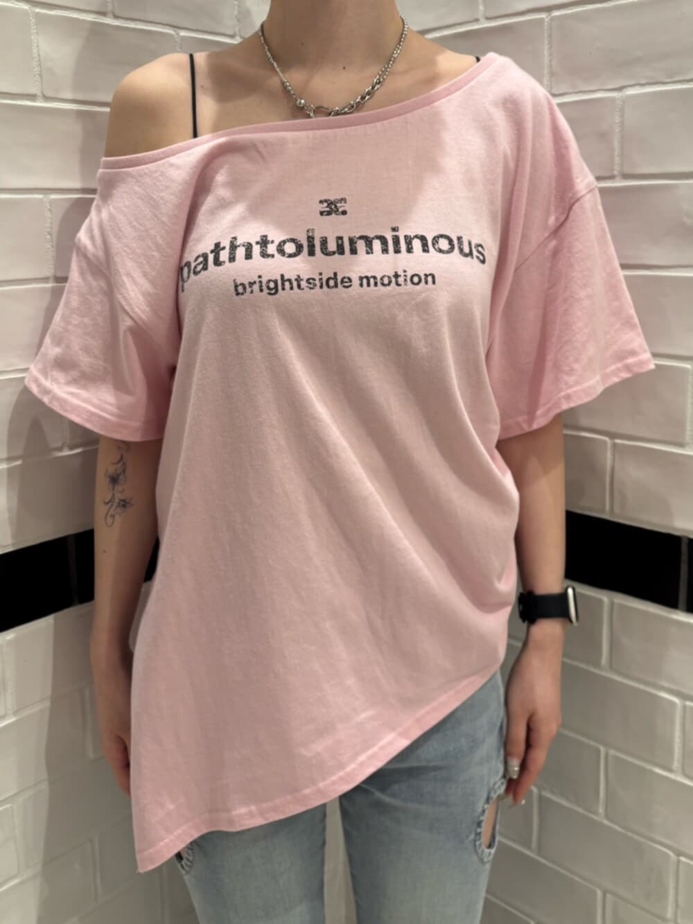 ブラック系のサンダル、ブラック系のショルダーバッグ、ピンク系のTシャツ/カットソーを着用したレディースの夏コーディネートの4枚目の写真