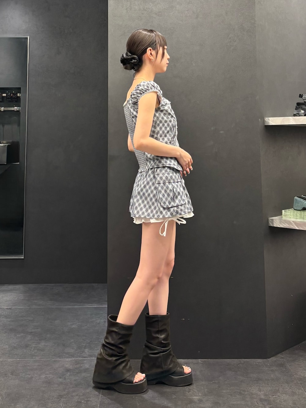 ブラック系のサンダル、ブルー系のスカート、ブルー系のシャツ/ブラウスを着用したレディースの夏コーディネートの2枚目の写真