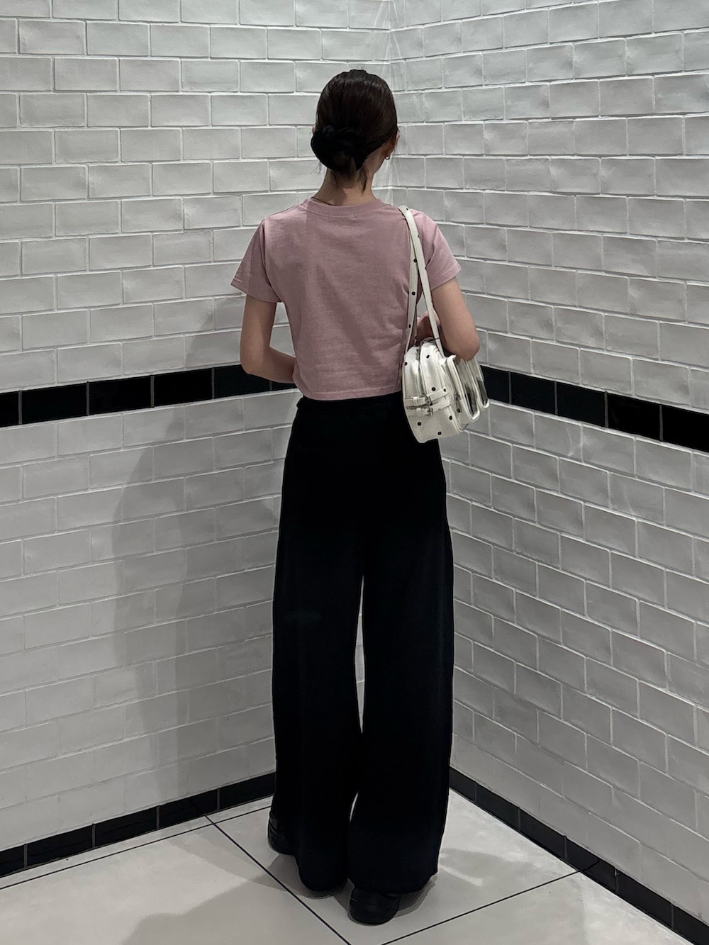 ピンク系のTシャツ/カットソー、ブラック系のスウェットパンツ、ホワイト系のショルダーバッグを着用したレディースの夏コーディネートの3枚目の写真