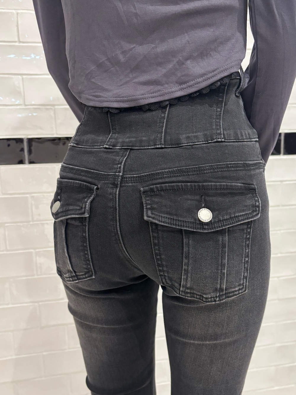 グレー系のTシャツ/カットソー、ブラック系のデニムパンツ、ブラック系のローファーを着用したレディースの秋コーディネートの7枚目の写真