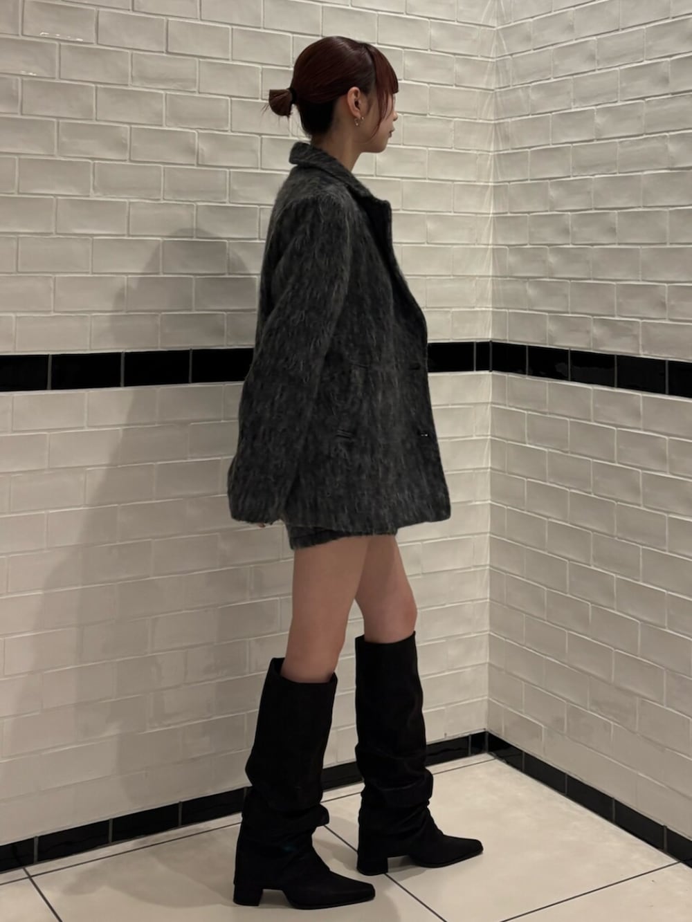 ブラック系のニット/セーター、グレー系のその他アウター、グレー系のその他パンツを着用したレディースの冬コーディネートの3枚目の写真