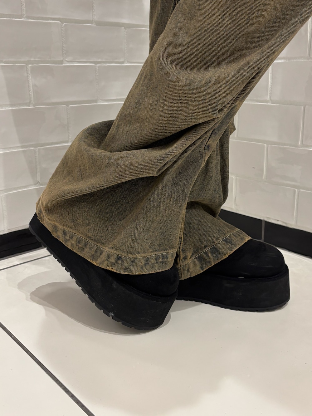 グレー系のニット/セーター、ベージュ系のデニムパンツ、ブラック系のスリッポンを着用したレディースの秋コーディネートの6枚目の写真