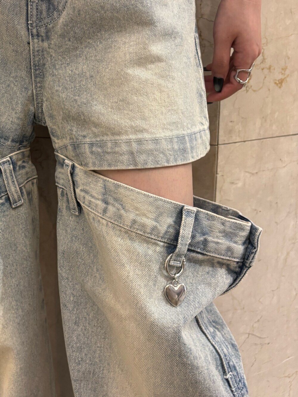 ブラック系のサンダル、レッド系のハンドバッグ、ブラック系のTシャツ/カットソーを着用したレディースの夏コーディネートの7枚目の写真