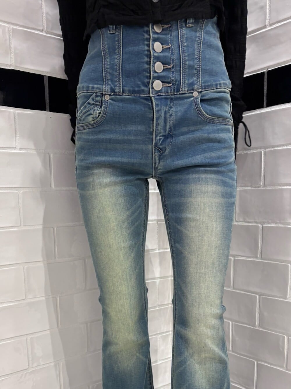 ブラック系のブーツ、ブラウン系のハンドバッグ、ブラック系のTシャツ/カットソーを着用したレディースの冬コーディネートの5枚目の写真