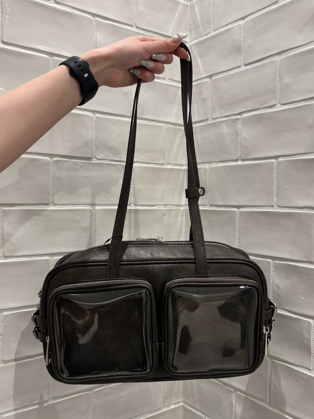 ホワイト系のタンクトップ、ブルー系のデニムパンツ、ブラック系のショルダーバッグを着用したレディースの夏コーディネートの7枚目の写真