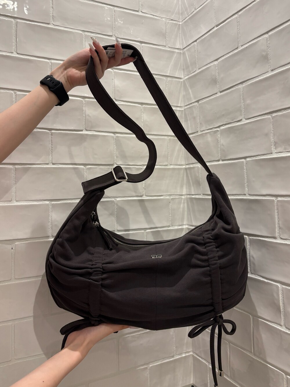 ベージュ系のその他パンツ、ブラック系のサンダル、ブラック系のハンドバッグを着用したレディースの夏コーディネートの8枚目の写真