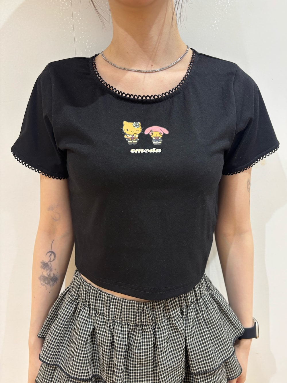 ブラック系のTシャツ/カットソー、ブラック系のハンドバッグ、その他のスカートを着用したレディースの夏コーディネートの4枚目の写真