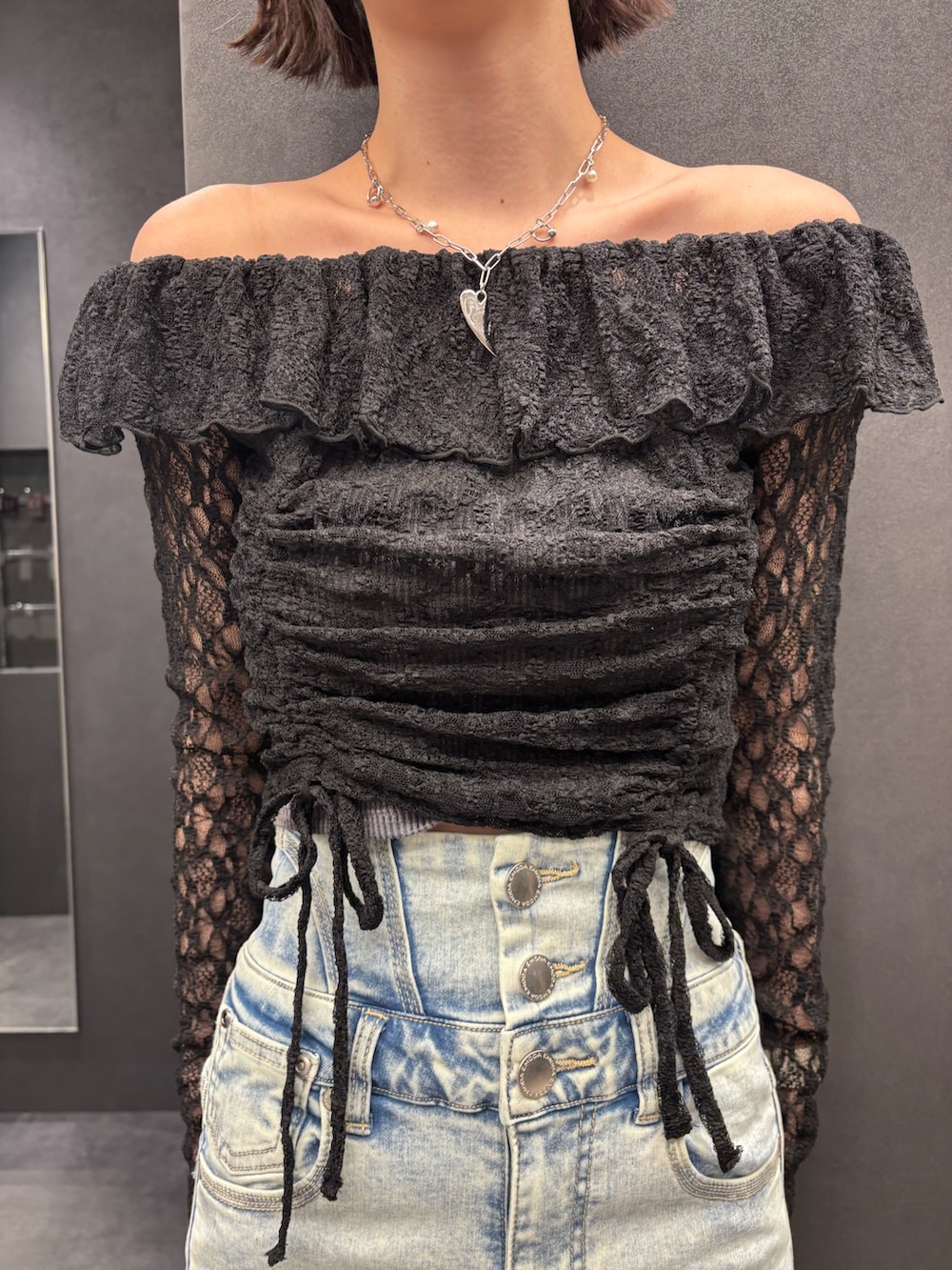 ブラック系のTシャツ/カットソー、ブルー系のデニムパンツ、ブラック系のサンダルを着用したレディースの春コーディネートの4枚目の写真