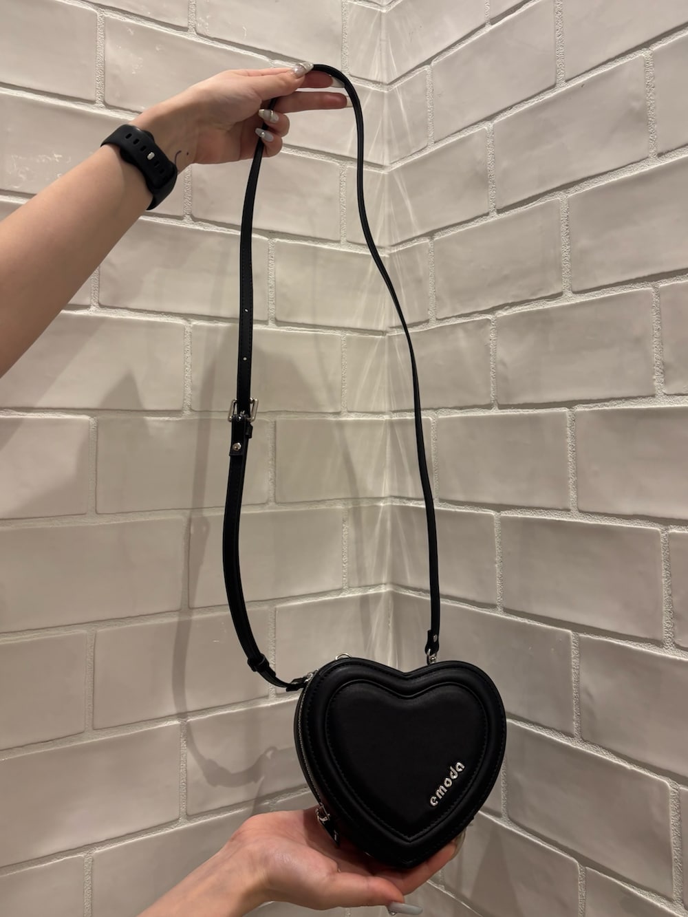 その他のタンクトップ、グレー系のスウェットパンツ、ブラック系のサンダルを着用したレディースの夏コーディネートの6枚目の写真
