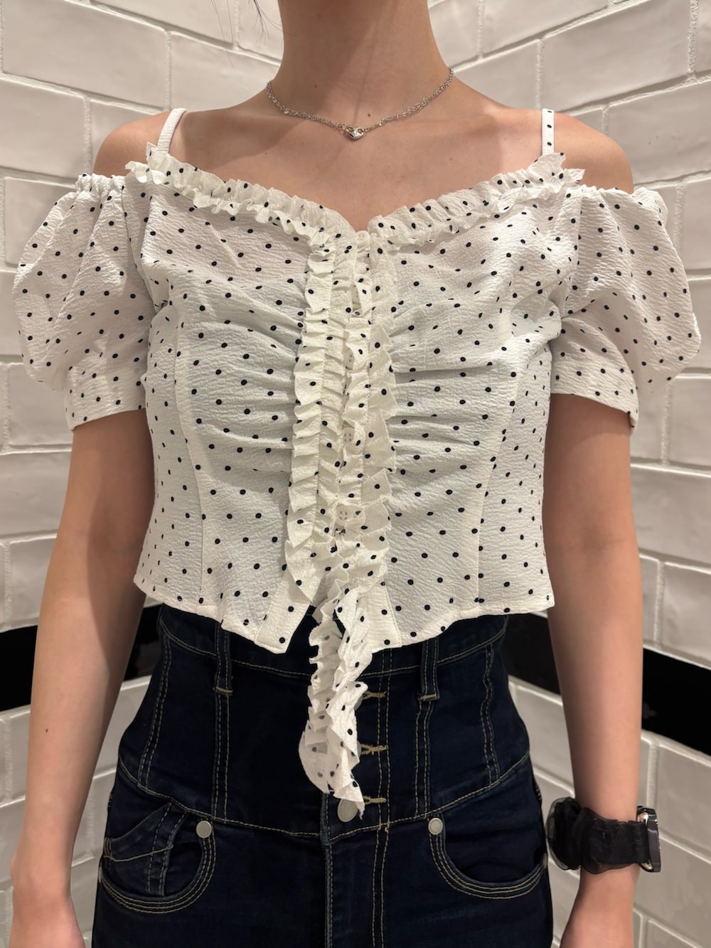 ホワイト系のTシャツ/カットソー、ブルー系のデニムパンツ、ブラック系のサンダルを着用したレディースの夏コーディネートの4枚目の写真