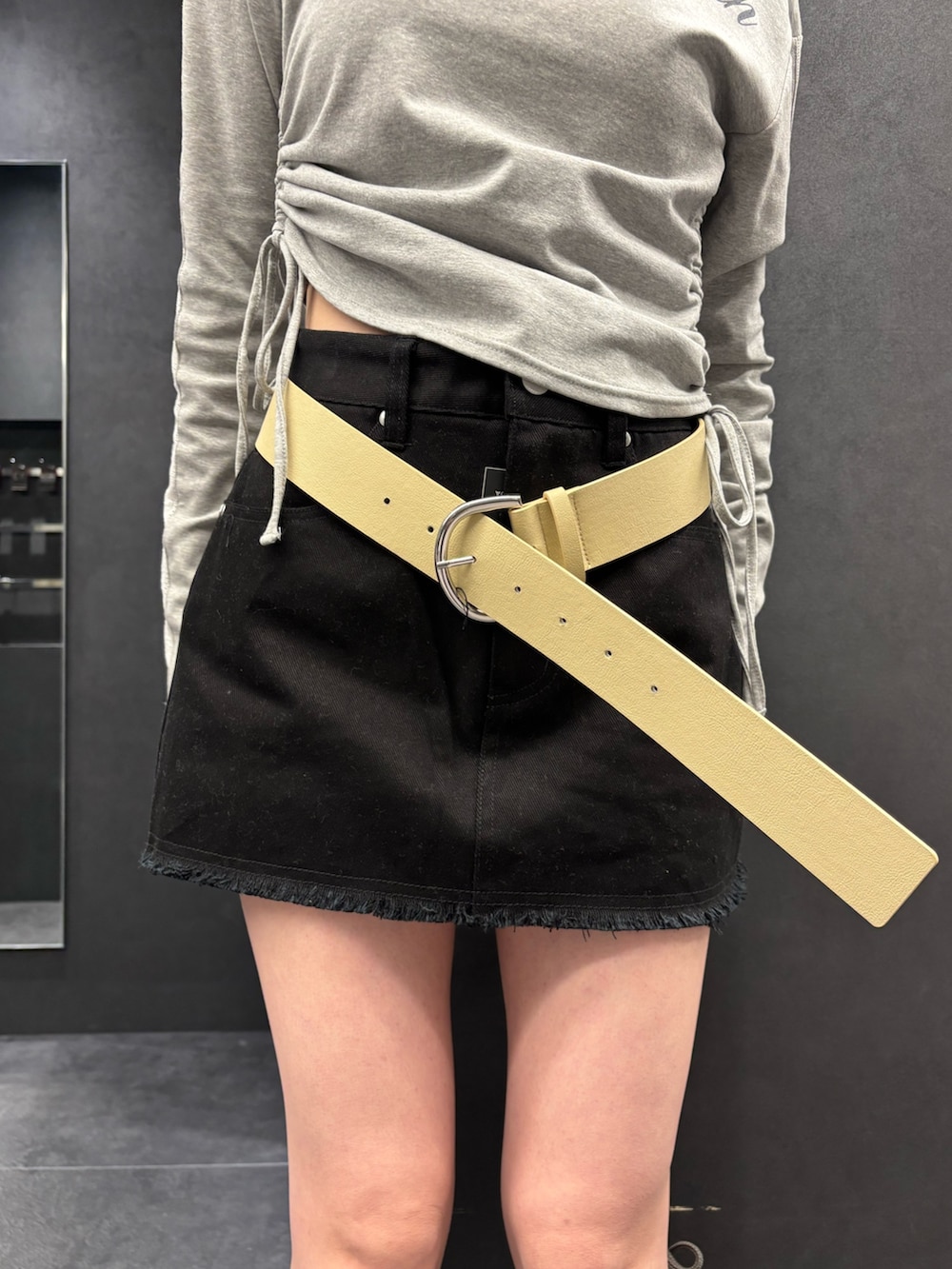 ブラック系のスカート、ブラック系のサンダル、グレー系のTシャツ/カットソーを着用したレディースの春コーディネートの5枚目の写真