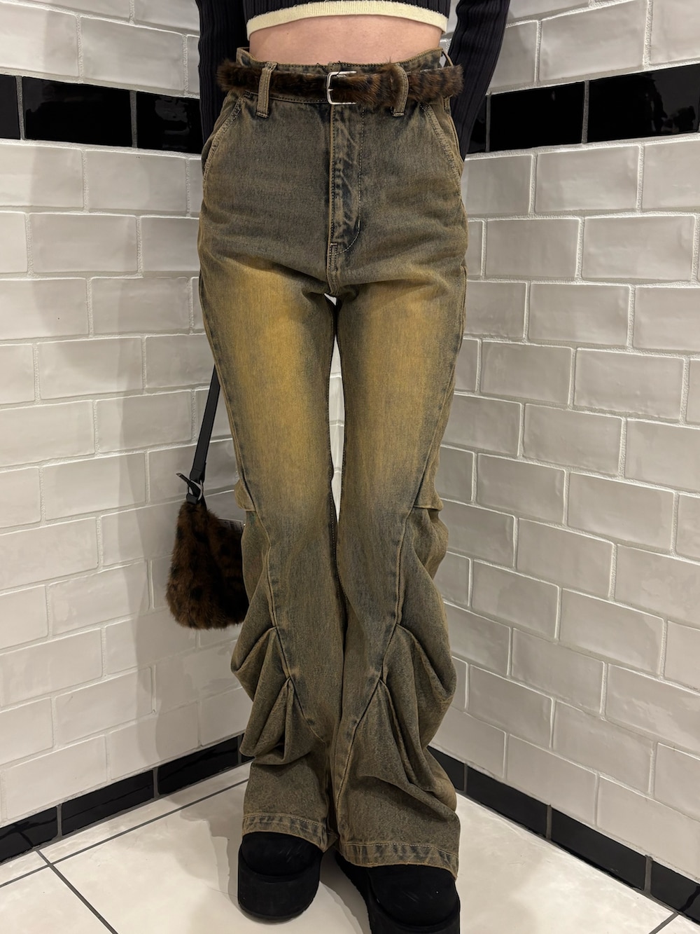 グレー系のニット/セーター、ベージュ系のデニムパンツ、ブラック系のスリッポンを着用したレディースの秋コーディネートの5枚目の写真